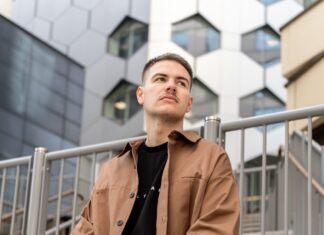 Josh Gregg just unveiled the deep, groovy and infectious House music single Connection, the first release on his new imprint Poles Apart.