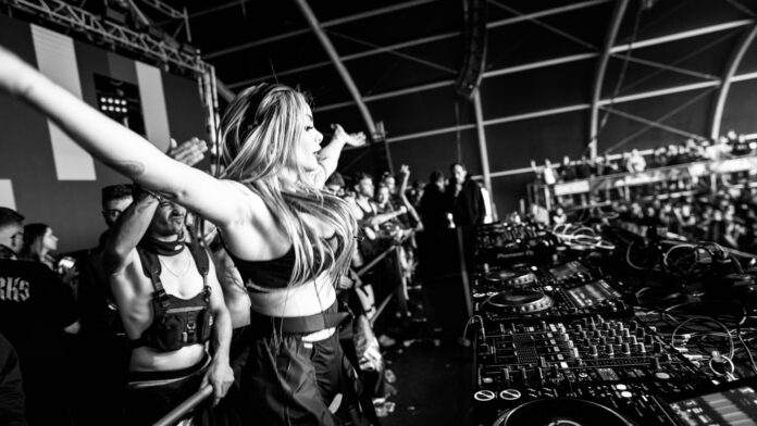 Joanna Coelho returns with a brand new high-energy Acid-infused Neorave / Hard Techno music banger "Nonstop" via XTENCE Recordings. Joanna Coelho returns with a brand new high-energy Acid-infused Neorave / Hard Techno music banger "Nonstop" via XTENCE Recordings.