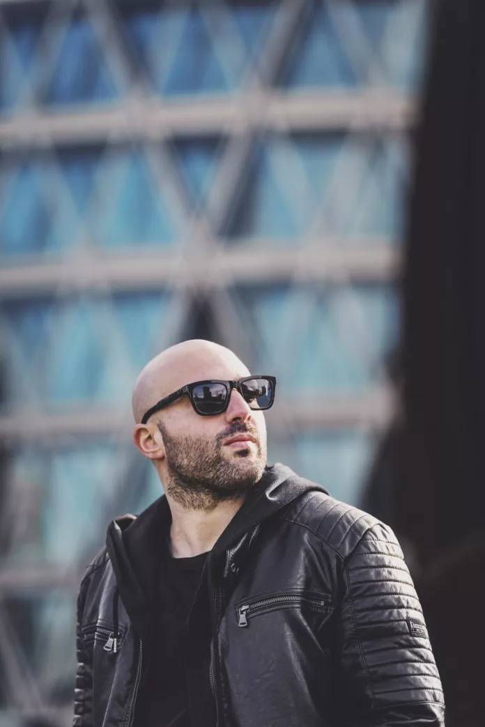 Eddy D'Amato dropped his captivating new release, the deep, dark and hypnotic atmospheric Techno song "Edge of Tomorrow".