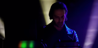 Electrons in Slow Motion’s Mekanikaru blends cinematic electronica with glitch and ambient tension in a stark, futuristic soundscape.